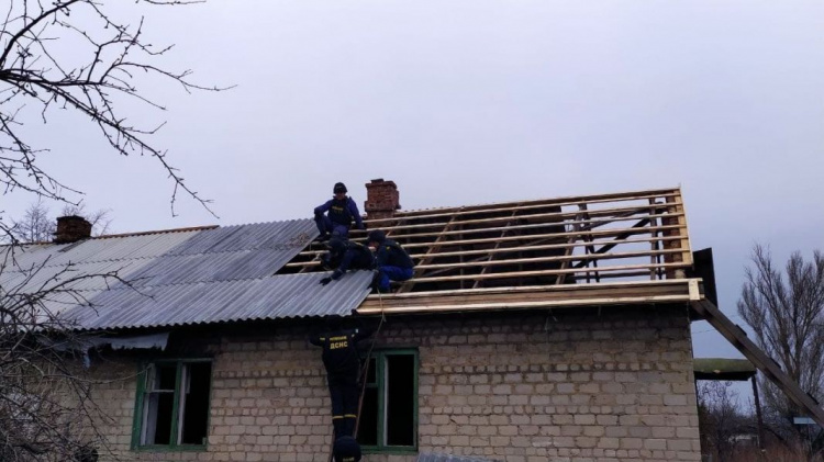 Под Мариуполем ремонтируют дома, поврежденные из-за боевых действий