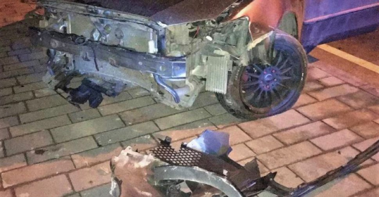 В Мариуполе легковушки снесли металлические ограждения и дорожный знак