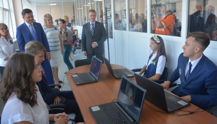 Современный интерьер и мультимедийные технологии. В Мариуполе открыли опорную школу (ФОТО)