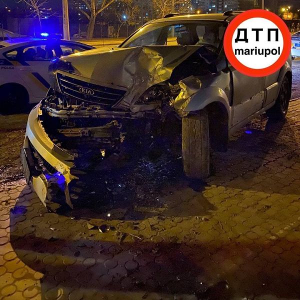 В Мариуполе автомобиль на скорости врезался в дерево