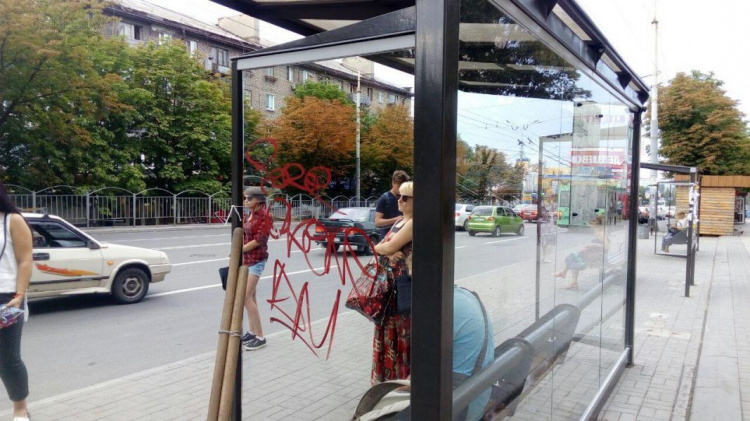 Прозрачные объекты в Мариуполе травмируют птиц и возбуждают street art хулиганов (ФОТОФАКТ)