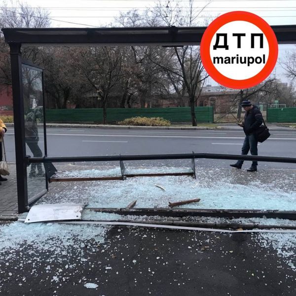 В Мариуполе автомобиль врезался в остановку общественного транспорта (ДОПОЛНЕНО)