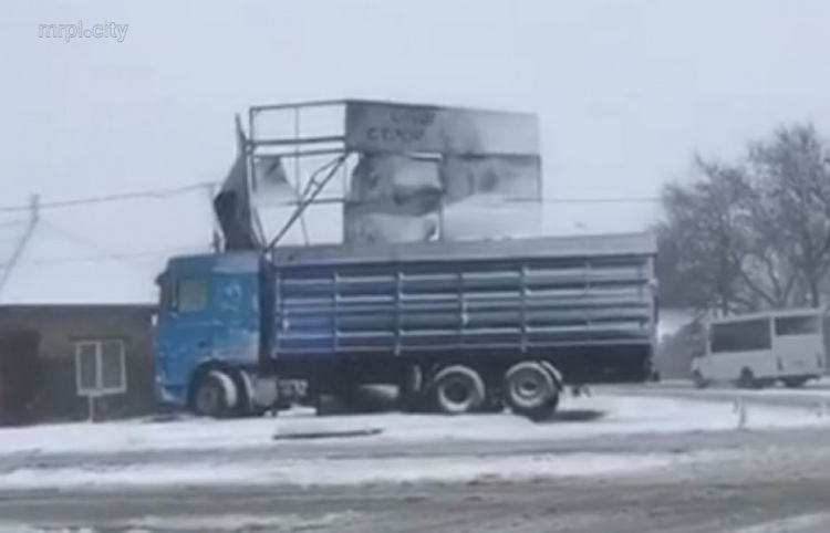 В Мариуполе грузовик застрял под рекламным щитом (ФОТО+ВИДЕО)