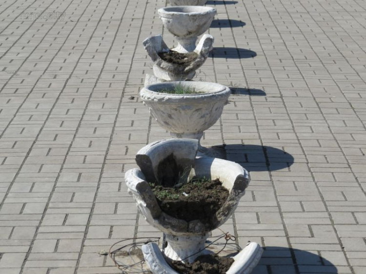 На площади Воинов-освободителей Мариуполя уничтожено более половины декоративных вазонов (ФОТОФАКТ)