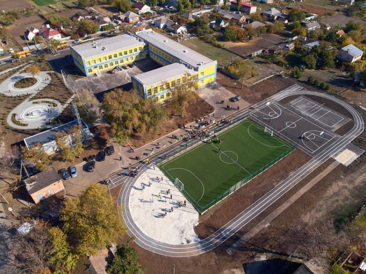 Под Мариуполем школьники обыграли губернатора на поле новой опорной школы (ФОТО)