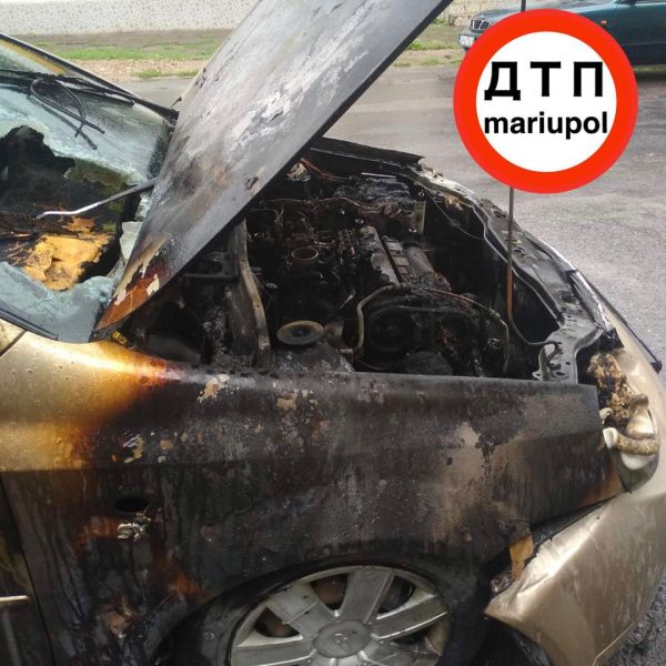 Автомобиль загорелся на ходу в старой части Мариуполя