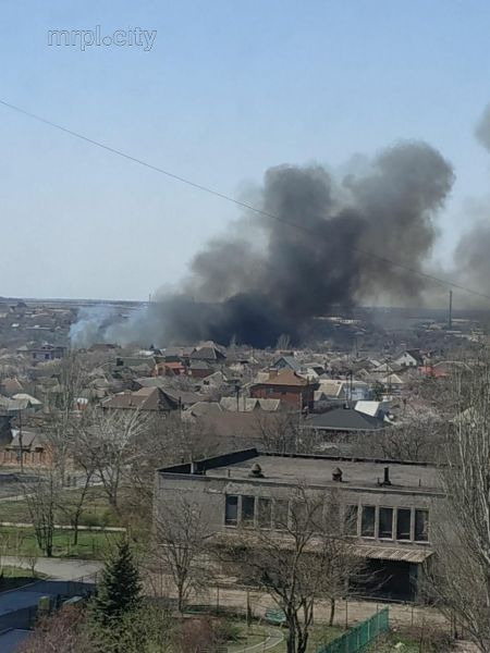 В Мариуполе горит 1,5 га камыша: пожар тушат пять машин и 26 спасателей (ФОТО)