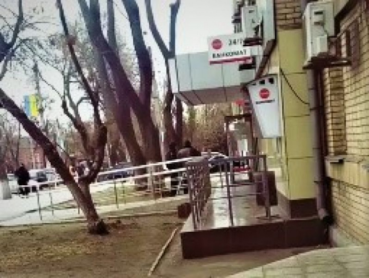 В Мариуполе мужчина пришел в отделение банка со «взрывчаткой» (ДОПОЛНЕНО)