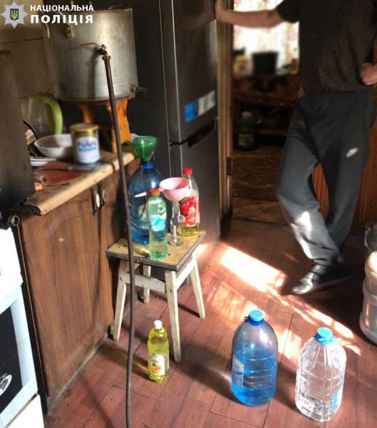 Сотни литров фальсификата: в Мариуполе продолжают продавать суррогат (ФОТО)