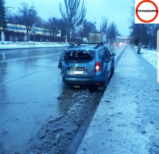 «Потерял» колесо: в Мариуполе «Hummer» протаранил легковушку (ФОТО)