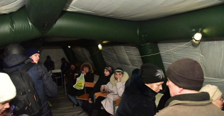 Донетчина: Более 800 жителей Авдеевки обратились за помощью в мобильные пункты обогрева (ФОТО)