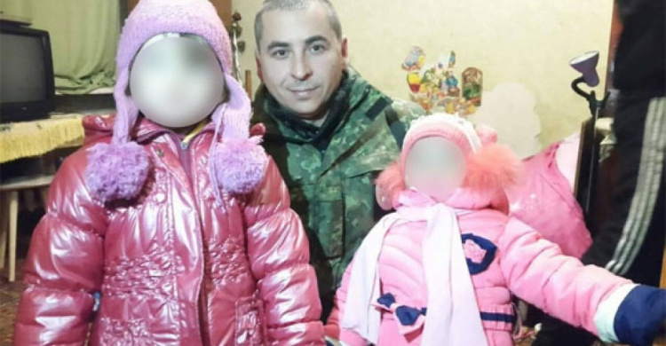 Донетчина. У разыскиваемой за убийство матери забрали детей, гулявших раздетыми по морозу (ФОТО)