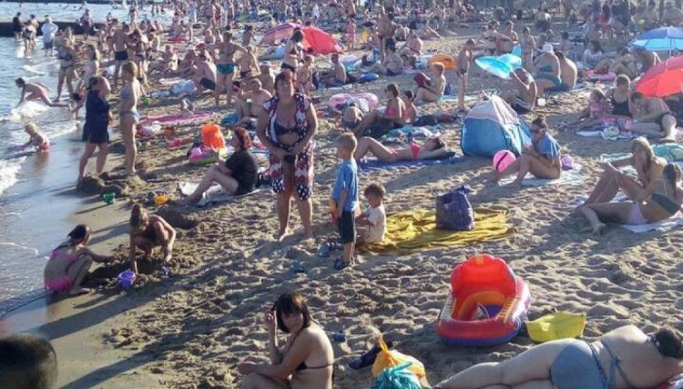 В Мариуполе 15 отдыхающих унесло на надувных матрацах в море (ФОТО)