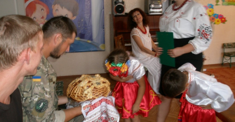 Дошколята Мариуполя поздравили бойцов-добровольцев с Днем Независимости (ФОТО)