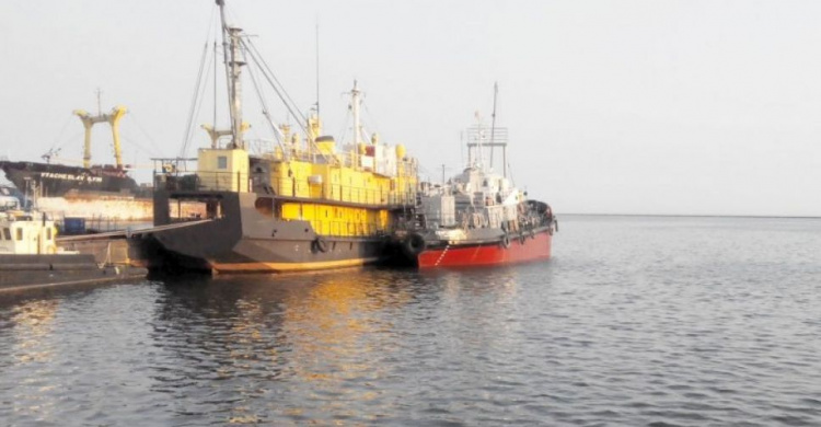 В Мариуполе вышли из ремонта сразу два судна порта (ФОТО)