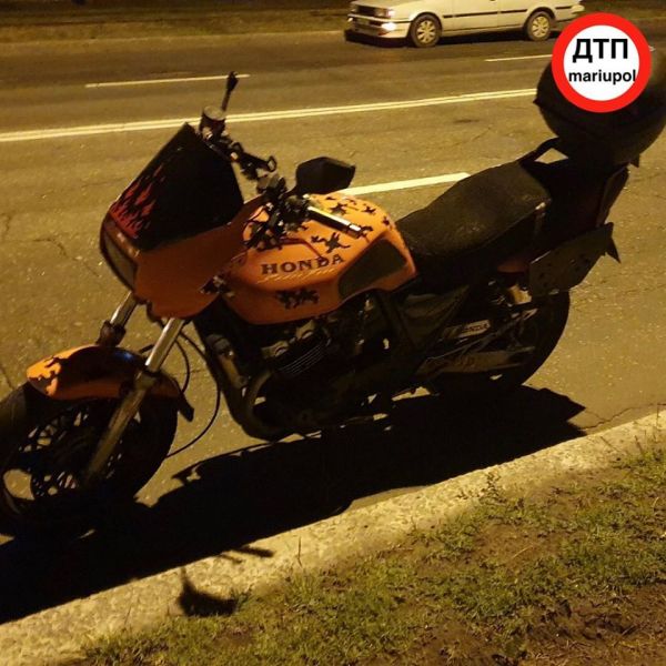 В Мариуполе авария с мотоциклистом: мужчина в больнице с подозрением на перелом ребер