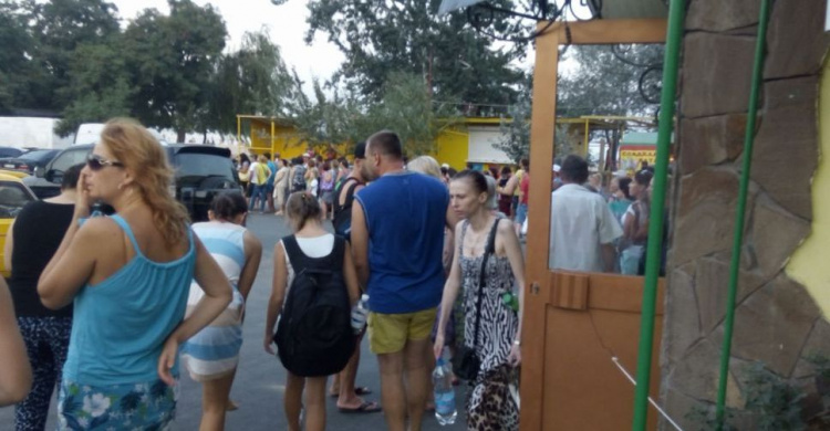 Мариупольцы и гости города стоят по 40 минут, чтобы уехать с пляжа (ФОТОФАКТ)