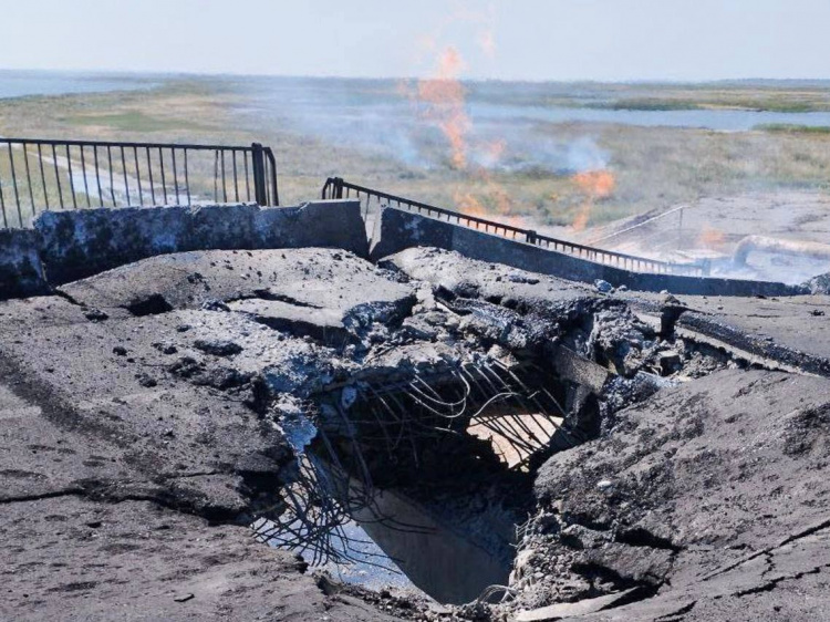 Гарячий сезон у Криму - окупанти заявили про атаку на два мости 
