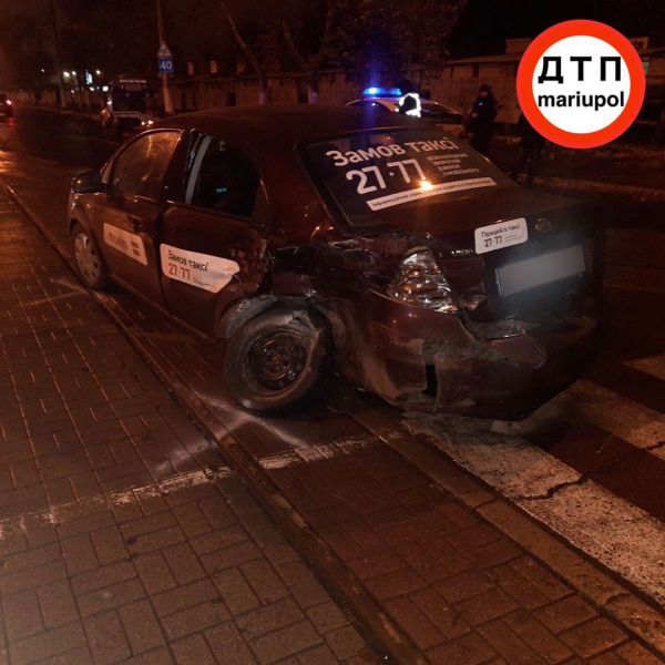 В Мариуполе два автомобиля такси попали в ДТП
