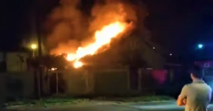 В Мариуполе ночью горел ромский дом. С огнем боролись около двух часов