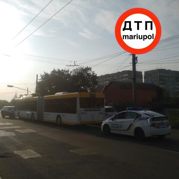 Автомобиль въехал в пассажирский автобус в Мариуполе