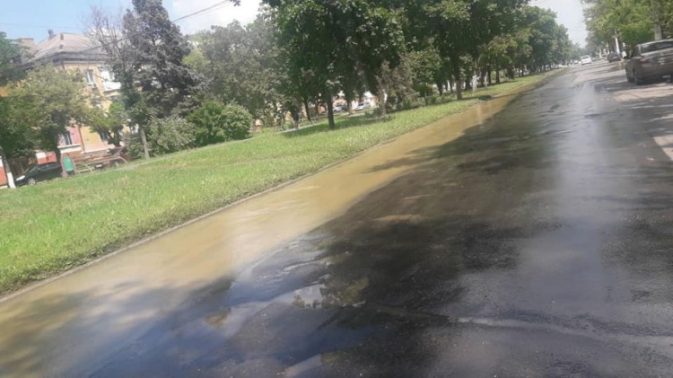 Площадь Победы в Мариуполе залита водой – движение перекрыто (ФОТОФАКТ)