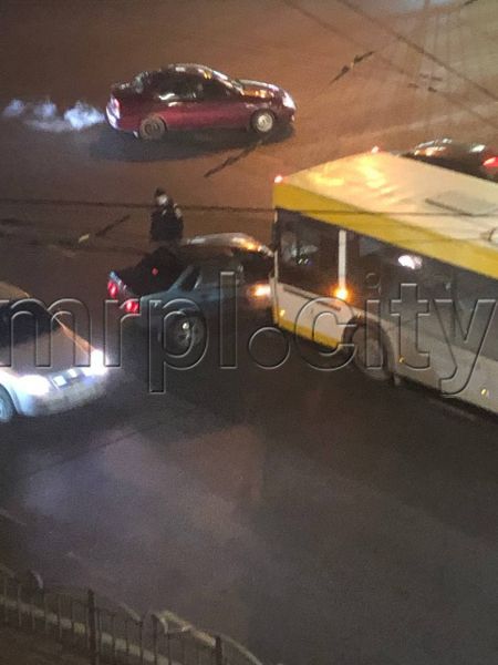 В центре Мариуполя легковушка столкнулась с автобусом