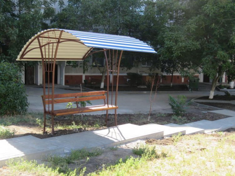 В Мариуполе объединившиеся ОСМД создают мини-парк с фонтаном в пострадавшем от обстрела дворе (ФОТО)