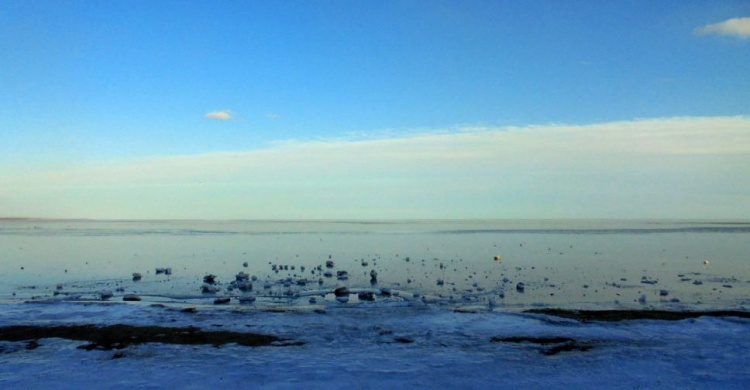 В Мариуполе замерзшее море создало невероятные пейзажи