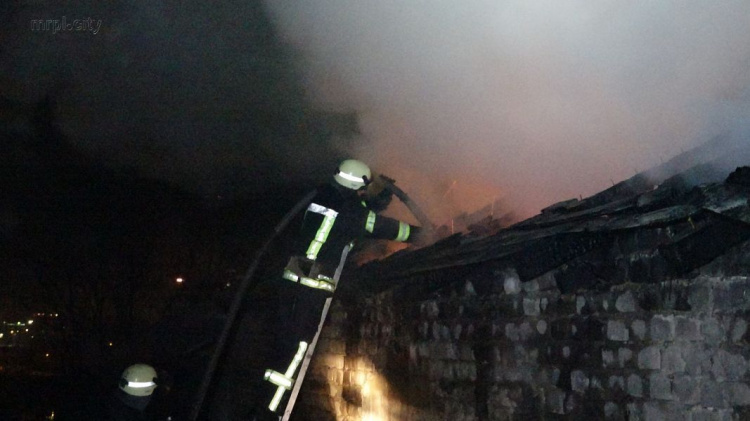 В центре Мариуполя в воскресенье раздался взрыв, загорелось здание (ФОТО)