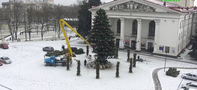 В Мариуполе начали демонтировать главную елку (ФОТОФАКТ)