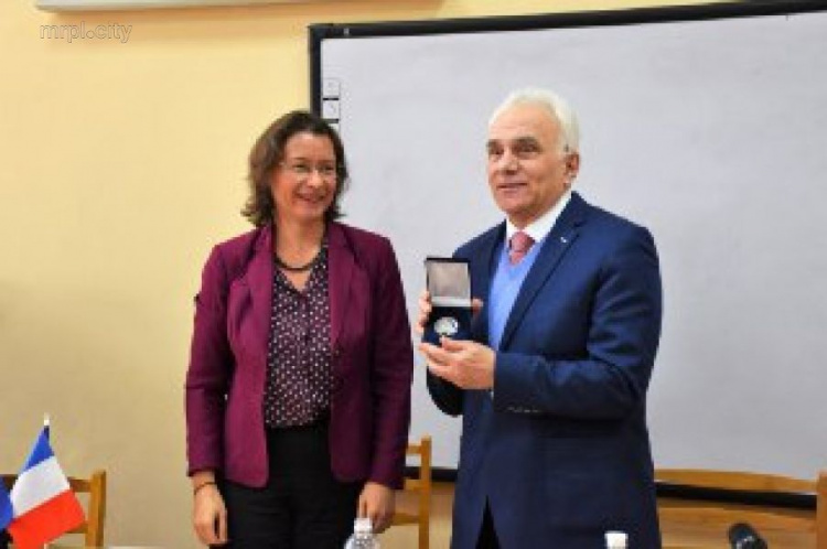 Посол Франции посетила Мариуполь и подарила символическую медаль (ФОТО)