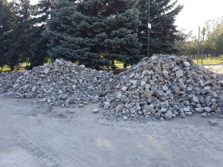 Парк Гурова в Мариуполе лишили тротуарной плитки (ФОТО)
