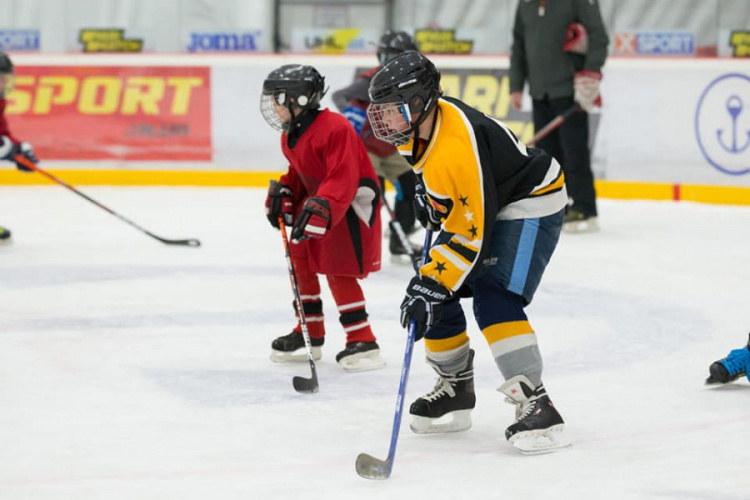 В Мариуполе около 400 детей посещают занятия по хоккею и фигурному катанию