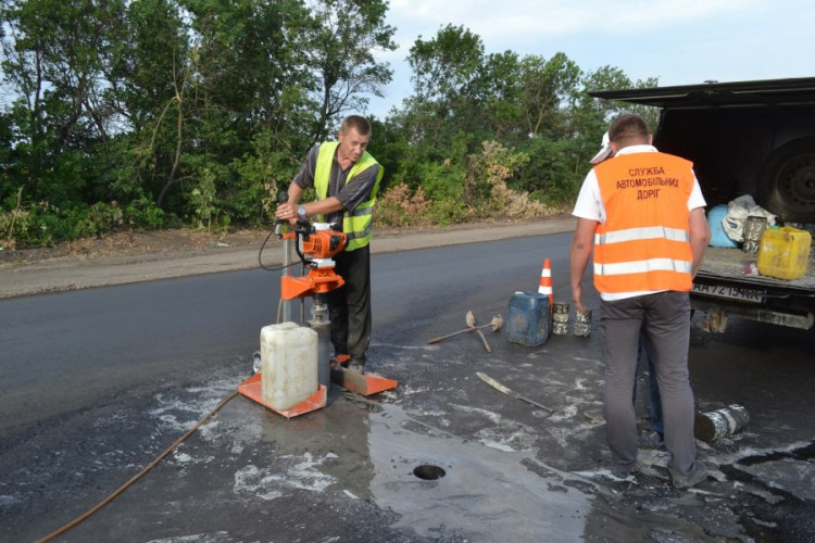 На трассе Мариуполь – Запорожье проверяют качество нового покрытия (ФОТО)