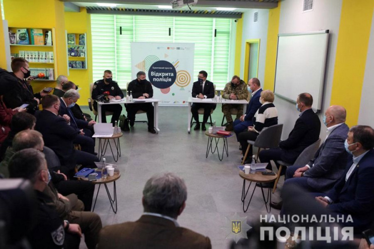 Арсен Аваков и главы ОТГ в Мариуполе обговорили вопросы безопасности в условиях внешней и внутренней угрозы