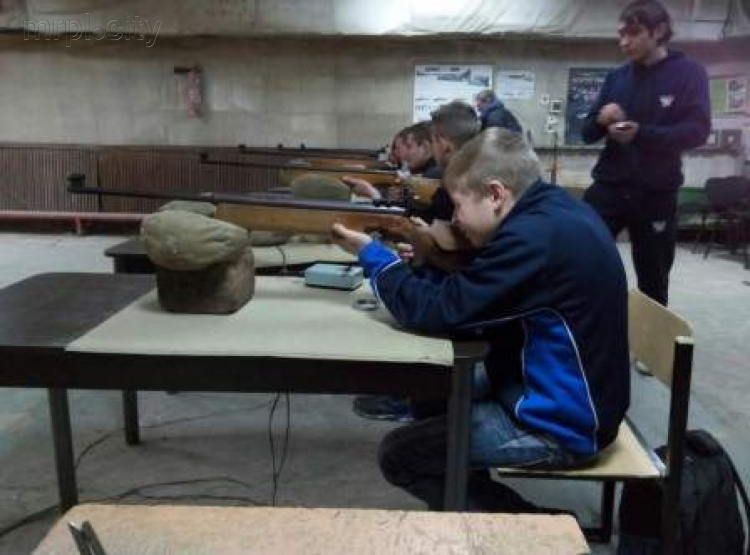 Мариупольская детвора показала, как надо стрелять из винтовки и пистолета (ФОТО)