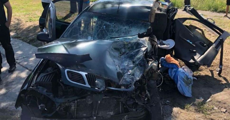 В Мариуполе «лбами» столкнулись иномарка и эвакуатор: водитель «легковушки» госпитализирован