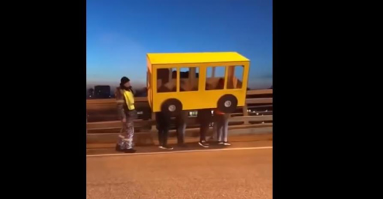 Пешеходы «проехали» по мосту в костюме автобуса (ВИДЕО)
