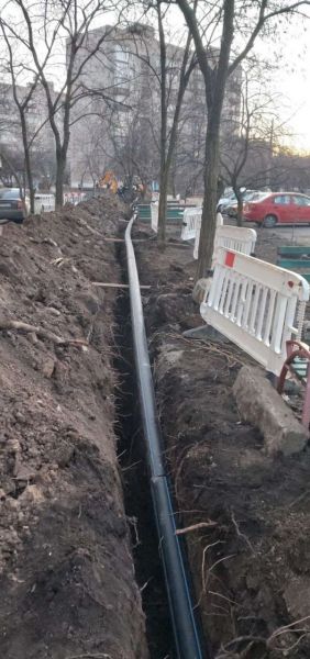 В Мариуполе меняют старые водопроводные трубы на пластиковые