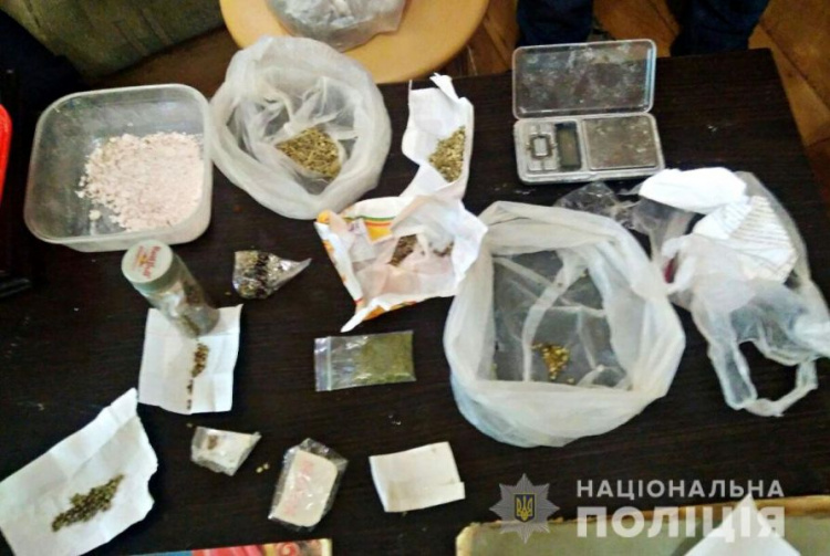 Мариуполец «крафтил» амфетамин на дому: у местного жителя изъяли наркотиков на 50 тысяч гривен (ФОТО)