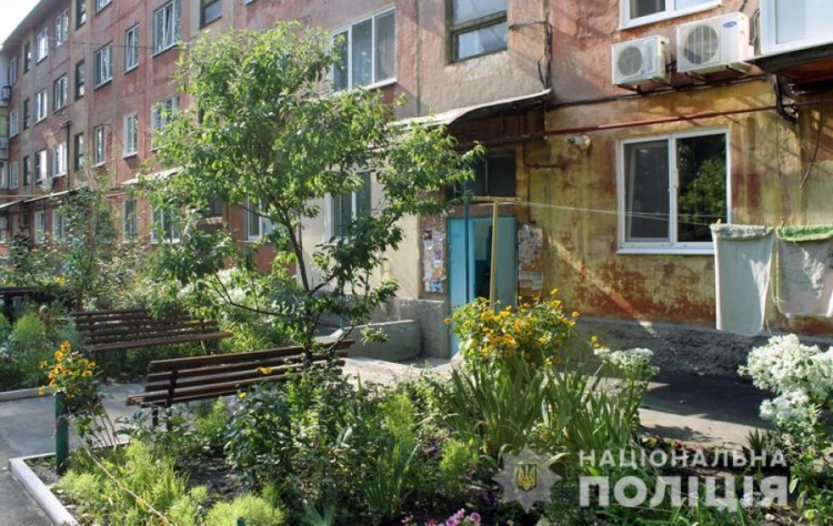 Не пригодились: в Донецкой области в подъезде нашли одинаково заполненные бюллетени (ФОТО)