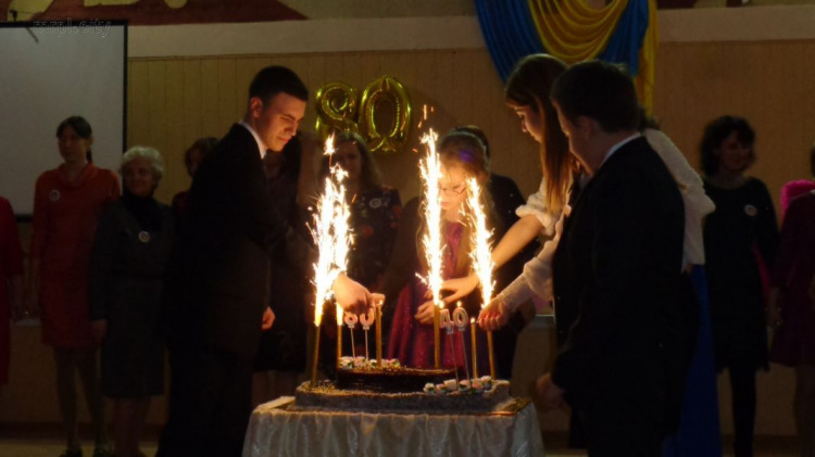Одна из старейших школ Мариуполя отпраздновала свой 80-й юбилей (ФОТО)