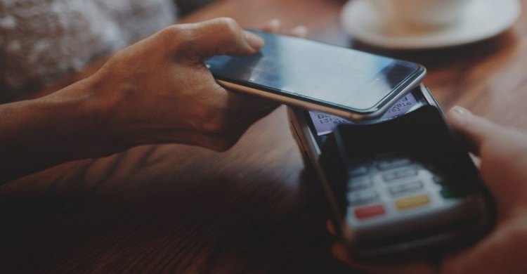 Бесконтактная оплата: как мариупольцам безопасно оплачивать покупки с помощью смартфона