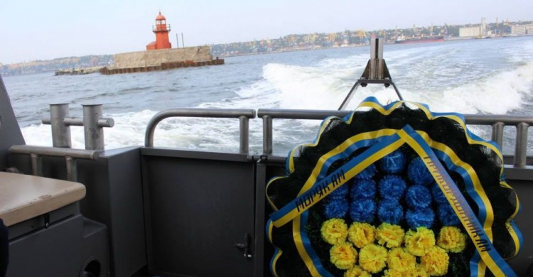 Моряки-пограничники в Мариуполе почтили погибших три года назад побратимов (ФОТО+ВИДЕО)