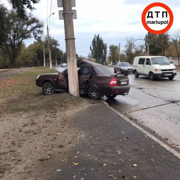 В Мариуполе ВАЗ врезался в столб: водителя забрали в больницу