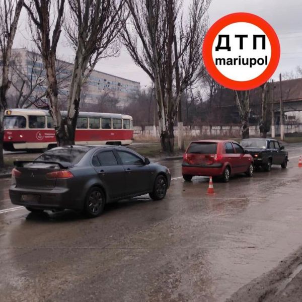 В Мариуполе столкнулись три автомобиля