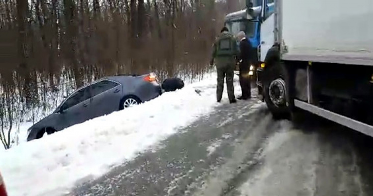 Полиция Донецкой области спасла из кювета автомобиль