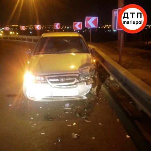 ДТП на Набережной: в Мариуполе автомобиль столкнулся с легковушкой и врезался в отбойник