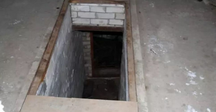 В Мариуполе мужчина упал в подвал и не смог выбраться